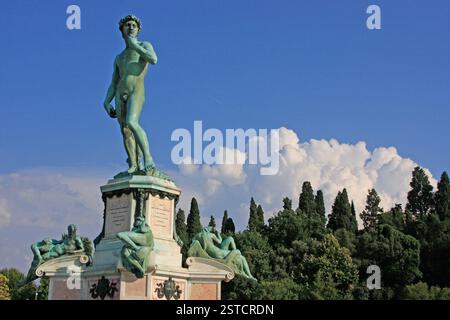 Statue von David von Michelangelo mit blauem Himmel, Flo Stockfoto