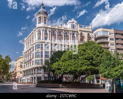 Ein kunstvolles historisches Gebäude mit einzigartiger Architektur im Santo Domingo Plaza, Murcia, Spanien. Stockfoto