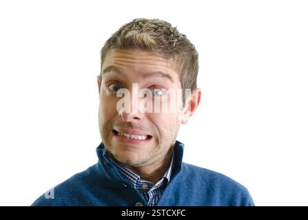 Hübscher junger Mann, der ein komisches Gesicht macht Stockfoto