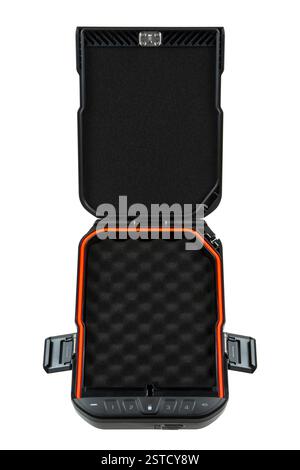 Offener tragbarer schwarzer Safe mit orangefarbenem Futter, Schaumstoffinnenraum zur Aufbewahrung von Waffen oder Wertsachen, isoliert auf weißem Hintergrund. Stockfoto