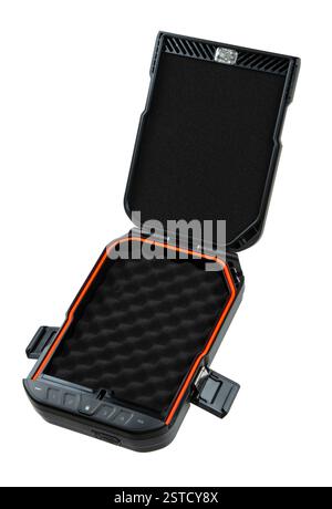 Offener tragbarer schwarzer Safe mit orangefarbenem Futter, Schaumstoffinnenraum zur Aufbewahrung von Waffen oder Wertsachen, isoliert auf weißem Hintergrund. Stockfoto