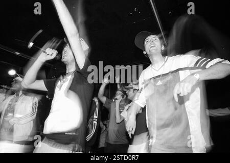 GOLDIE LOOKIN CHAIN, KONZERT, 2003: Ein sehr früherer Goldie Lookin Chain Auftritt, bevor sie am 18. September 2003 für ihren großen Plattenvertrag im Welsh Club in Cardiff, Wales, Großbritannien, unterschrieben. Foto: ROB WATKINS. INFO: Goldie Looking Chain ist eine walisische Comedy-Rap-Gruppe, die 2003 gegründet wurde. Bekannt für ihre humorvollen Texte und unverwechselbaren Persönlichkeiten, erlangten sie mit Hits wie „Guns Don't Kill People, Rapper Do“ und ihrer satirischen Interpretation der britischen Hip-Hop-Kultur Berühmtheit. Stockfoto