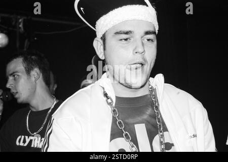 GOLDIE LOOKIN CHAIN, KONZERT, 2003: Adam Hussain bei einem sehr frühen Goldie Lookin Chain Auftritt, bevor er am 18. September 2003 für ihren großen Plattenvertrag im Welsh Club in Cardiff, Wales, Großbritannien unterschrieb. Foto: ROB WATKINS. INFO: Goldie Looking Chain ist eine walisische Comedy-Rap-Gruppe, die 2003 gegründet wurde. Bekannt für ihre humorvollen Texte und unverwechselbaren Persönlichkeiten, erlangten sie mit Hits wie „Guns Don't Kill People, Rapper Do“ und ihrer satirischen Interpretation der britischen Hip-Hop-Kultur Berühmtheit. Stockfoto