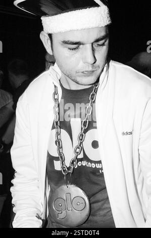 GOLDIE LOOKIN CHAIN, KONZERT, 2003: Adam Hussain bei einem sehr frühen Goldie Lookin Chain Auftritt, bevor er am 18. September 2003 für ihren großen Plattenvertrag im Welsh Club in Cardiff, Wales, Großbritannien unterschrieb. Foto: ROB WATKINS. INFO: Goldie Looking Chain ist eine walisische Comedy-Rap-Gruppe, die 2003 gegründet wurde. Bekannt für ihre humorvollen Texte und unverwechselbaren Persönlichkeiten, erlangten sie mit Hits wie „Guns Don't Kill People, Rapper Do“ und ihrer satirischen Interpretation der britischen Hip-Hop-Kultur Berühmtheit. Stockfoto