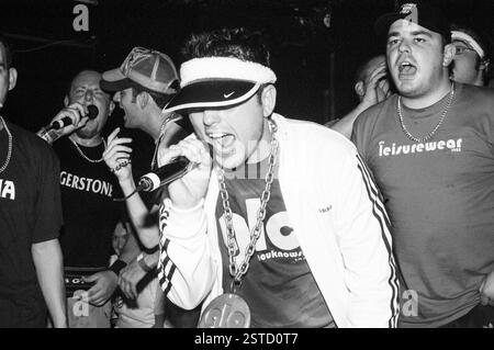 GOLDIE LOOKIN CHAIN, KONZERT, 2003: Adam Hussain bei einem sehr frühen Goldie Lookin Chain Auftritt, bevor er am 18. September 2003 für ihren großen Plattenvertrag im Welsh Club in Cardiff, Wales, Großbritannien unterschrieb. Foto: ROB WATKINS. INFO: Goldie Looking Chain ist eine walisische Comedy-Rap-Gruppe, die 2003 gegründet wurde. Bekannt für ihre humorvollen Texte und unverwechselbaren Persönlichkeiten, erlangten sie mit Hits wie „Guns Don't Kill People, Rapper Do“ und ihrer satirischen Interpretation der britischen Hip-Hop-Kultur Berühmtheit. Stockfoto