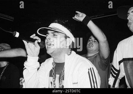GOLDIE LOOKIN CHAIN, KONZERT, 2003: Adam Hussain bei einem sehr frühen Goldie Lookin Chain Auftritt, bevor er am 18. September 2003 für ihren großen Plattenvertrag im Welsh Club in Cardiff, Wales, Großbritannien unterschrieb. Foto: ROB WATKINS. INFO: Goldie Looking Chain ist eine walisische Comedy-Rap-Gruppe, die 2003 gegründet wurde. Bekannt für ihre humorvollen Texte und unverwechselbaren Persönlichkeiten, erlangten sie mit Hits wie „Guns Don't Kill People, Rapper Do“ und ihrer satirischen Interpretation der britischen Hip-Hop-Kultur Berühmtheit. Stockfoto