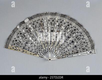 Ein dekoratives Design mit geometrischen und floralen Mustern, einschließlich vierblättriger Klee, Weinblätter, stilisierte Blumen und Sternmotive. Das komplizierte Design umrahmt das Stück mit kreisförmigen Elementen in unterschiedlichen Größen. Stockfoto