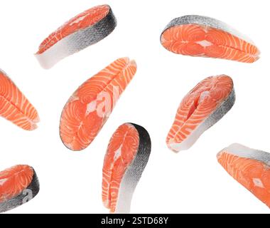 Frische Lachssteaks in der Luft auf weißem Hintergrund, Set Stockfoto