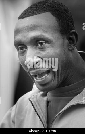 LINFORD CHRISTIE, PORTRÄT, 2003: Athlet Sprinter Olympiasieger LINFORD CHRISTIE. Red Dragon FM Party in the Park, Coopers Field, Cardiff, Juli 2003. Foto: ROB WATKINS. INFO: Linford Christie ist ein ehemaliger britischer Sprinter, der am 2. April 1960 geboren wurde. Er ist bekannt für seine Leistungen in den 100 Metern, darunter den Goldgewinn bei den Olympischen Spielen 1992 in Barcelona und der älteste Olympiasieger der Veranstaltung. Stockfoto