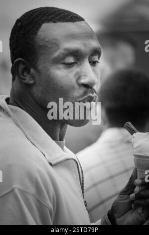 LINFORD CHRISTIE, PORTRÄT, 2003: Athlet Sprinter Olympiasieger LINFORD CHRISTIE. Red Dragon FM Party in the Park, Coopers Field, Cardiff, Juli 2003. Foto: ROB WATKINS. INFO: Linford Christie ist ein ehemaliger britischer Sprinter, der am 2. April 1960 geboren wurde. Er ist bekannt für seine Leistungen in den 100 Metern, darunter den Goldgewinn bei den Olympischen Spielen 1992 in Barcelona und der älteste Olympiasieger der Veranstaltung. Stockfoto