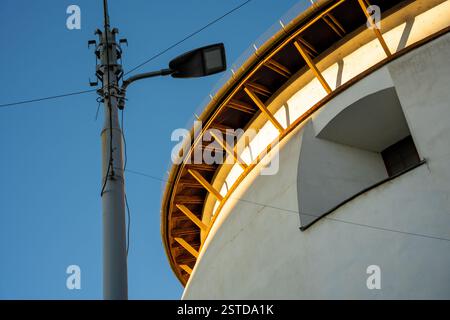 Sibiu, Rumänien - 20. Oktober 2024: Das historische Turnul Gros-Gebäude in Sibiu, ein mittelalterliches architektonisches Juwel. Stockfoto