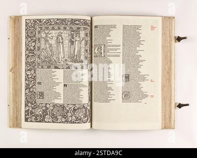 The Kelmscott Chaucer - die Werke von Geoffrey Chaucer, jetzt neu eingeprägt, 1896, mit 87 Holzschnitt-Illustrationen, gebunden in voll weißem Schweinefell. Entworfen von William Morris, illustriert von Sir Edward Burne-Jones und veröffentlicht von Kelmscott Press. Zu den bekanntesten Beitragenden zählen Douglas Cockerell, TJ Cobden-Sanderson und Sir Emery Walker. Stockfoto