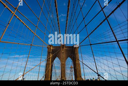 Brooklyn Bridge, Wide Range Low Angle mit gutem Wetter Stockfoto