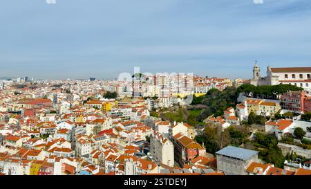 Blick vom Schloss São Jorge mit Blick auf die rot gekachelten Dächer des historischen Stadtzentrums von Lissabon, Portugal. Stockfoto