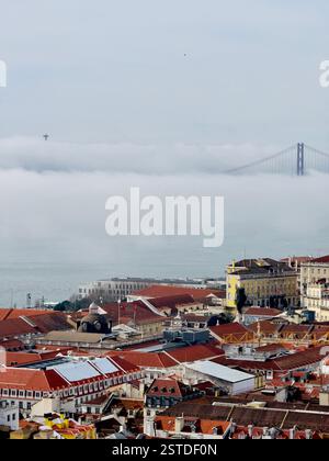 Blick vom Schloss São Jorge mit Blick auf die rot gekachelten Dächer des historischen Stadtzentrums von Lissabon, Portugal. Stockfoto