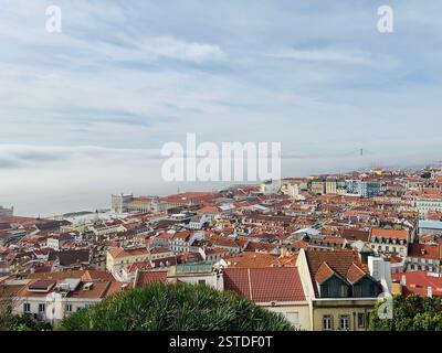 Blick vom Schloss São Jorge mit Blick auf die rot gekachelten Dächer des historischen Stadtzentrums von Lissabon, Portugal. Stockfoto
