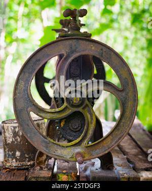 Alte Gusseisenmaschine zum Zusammendrücken des Latex Stockfoto