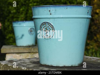 Im Heritage Garden glasierte Blumentöpfe Stockfoto