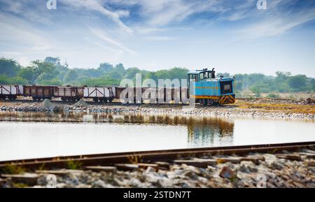 Alte kleine Lokomotive und Güterzug Stockfoto