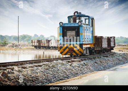 Alte kleine blaue Lokomotive und Güterzug Stockfoto