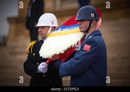 Ankara, Türkei. Februar 2025. Türkische Ehrengäste tragen einen Kranz während einer Zeremonie zu Ehren von Mustafa Kemal Atatürk durch den ukrainischen Präsidenten Wolodymyr Zelenskyj in der Gedenkstätte Anıtkabir am 18. Februar 2025 in Ankara, Türkei. Kredit: Ukrainischer Ratsvorsitz/Pressestelle Des Ukrainischen Präsidenten/Alamy Live News Stockfoto