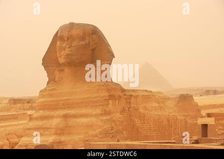 Die Sphinx und die Pyramide von hafre in einem Sandsturm, Stockfoto