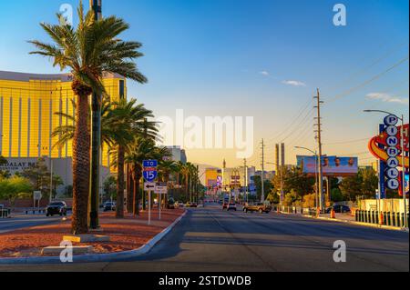 Las Vegas Boulevard in der Nähe von Mandalay Bay bei Sonnenuntergang Stockfoto