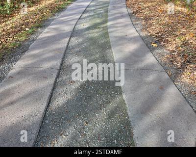 Die Betonplatten mit Kies bieten eine robuste und nachhaltige Lösung für Landstraßen. Umweltfreundlicher Straßenbau in Norddeutschland Stockfoto