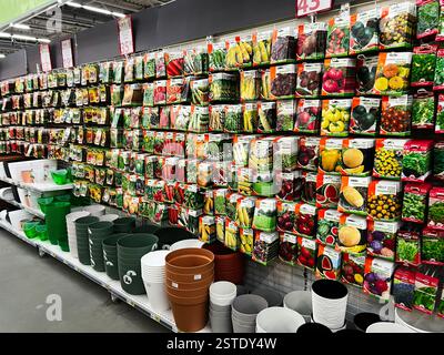 Lemberg, Ukraine - 16. Februar 2025: Präsentation verschiedener Saatgutpakete für den Gartenbau und Töpfe in verschiedenen Größen. Stockfoto