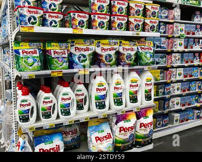 Lviv, Ukraine - 16. Februar 2025: Waschmittel von Persil werden ordentlich in einem Supermarktregal ausgestellt, in dem verschiedene Marken und Optionen präsentiert werden Stockfoto