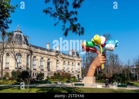 Tulpenstrauß des amerikanischen Künstlers Jeff Koons mit dem Petit Palais im Hintergrund. Die Tulpen ehren die Opfer der Anschläge vom November 2015 Stockfoto