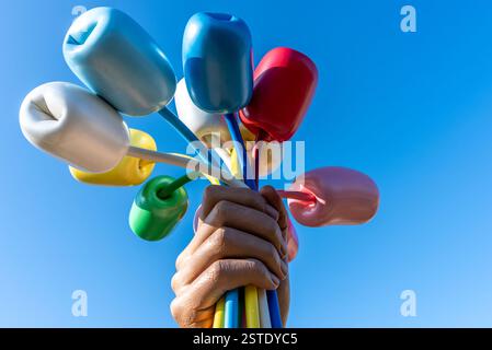 Nahaufnahme des Tulpenstraußes des amerikanischen Künstlers Jeff Koons außerhalb des Petit Palais im 8. Arrondissement von Paris Stockfoto