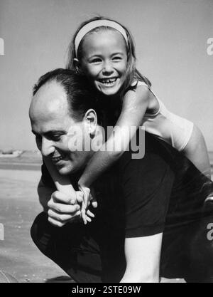 Der italienische Filmregisseur Roberto Rossellini spielt mit ihrer Tochter Isabella, Italien 1950er Stockfoto