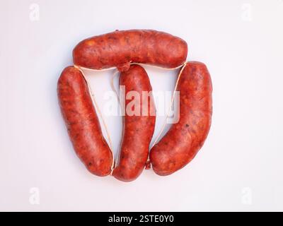 Scharfe Chorizo auf weißem Hintergrund Stockfoto
