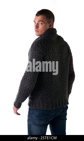 Attraktiver junger Mann mit Wollpullover und Jeans von hinten gesehen Stockfoto