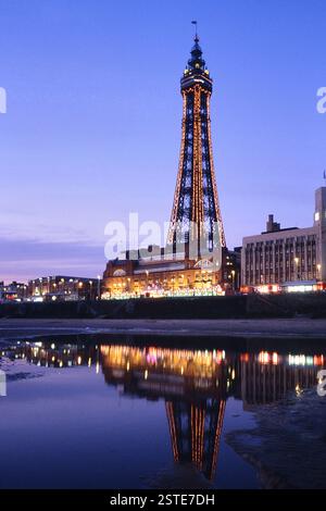 Blackpool Tower bei Nacht spiegelt sich in einem Strandpool. Lancashire, England. UK Stockfoto