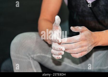 Eine Nahaufnahme der Hände eines Kletterers, die mit weißer Kreide bedeckt sind und sich auf den Aufstieg vorbereiten.“ Stockfoto