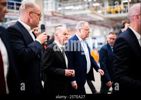 18.02.2025: Olaf Scholz in Emden: Der Bundeskanzler besucht das VW-Leitwerk der Elektroflotte mit Niedersachsens Ministerpräsident Stephan weil. , Emden Niedersachsen Deutschland Volkswagen Werk *** 18 02 2025 Olaf Scholz in Emden der Bundeskanzler besucht gemeinsam mit dem niedersächsischen Ministerpräsidenten Stephan weil das VW-Leitwerk für die Elektroflotte Stockfoto