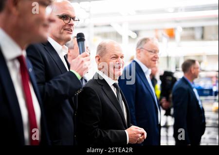 18.02.2025: Olaf Scholz in Emden: Der Bundeskanzler besucht das VW-Leitwerk der Elektroflotte mit Niedersachsens Ministerpräsident Stephan weil. , Emden Niedersachsen Deutschland Volkswagen Werk *** 18 02 2025 Olaf Scholz in Emden der Bundeskanzler besucht gemeinsam mit dem niedersächsischen Ministerpräsidenten Stephan weil das VW-Leitwerk für die Elektroflotte Stockfoto