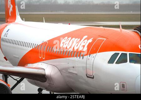 BERLIN - JAN 09: Nahaufnahme eines Flugzeugs mit EasyJet-Lackierung am Flughafen Berlin Brandenburg am 9. Januar. 2025 in Deutschland Stockfoto