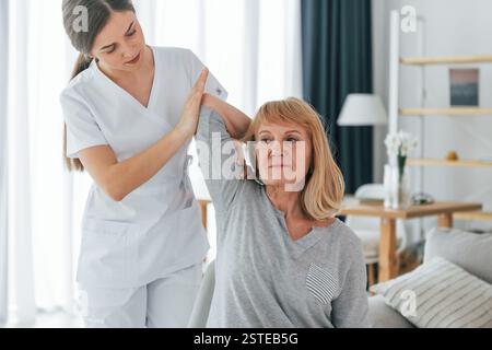 Arbeiten mit der Hand. Die Seniorin besucht einen Arzt in der Praxis. Stockfoto