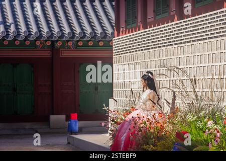 Seoul, Südkorea - 26. Oktober 2024: Eine junge Asiatin im Hanbok posiert für ein Foto im Gyeongbokgung Palace. Stockfoto