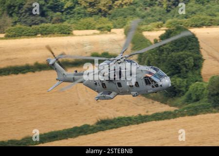 Hubschrauber fliegt tief durch das Wye Valley Stockfoto