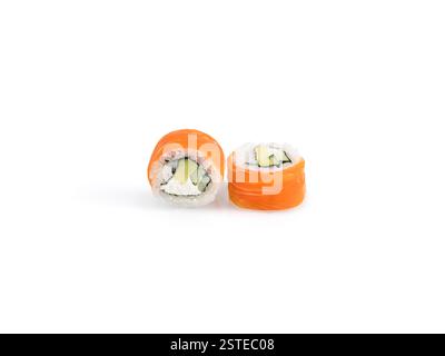 Zwei frisch zubereitete Lachs-Sushi-Brötchen, gefüllt mit Gurke, Avocado, Frischkäse und Reis, auf weißem Hintergrund, um die Kontraste in der Farbe zu betonen Stockfoto