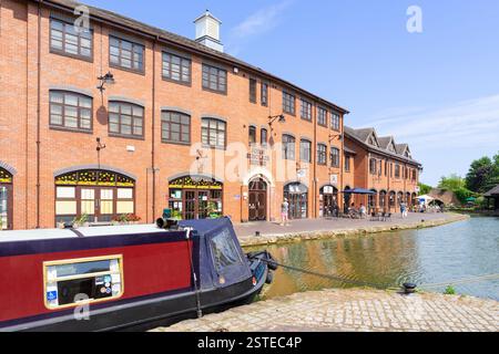 Das schmale Boot des Kanals liegt im Coventry-Kanalbecken Coventry Warwickshire West Midlands England Großbritannien GB Europa Stockfoto