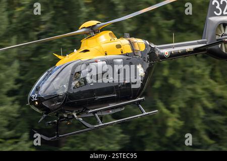 Hubschrauber fliegt tief durch das Wye Valley Stockfoto