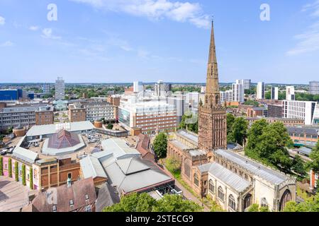 Blick auf die Skyline von Coventry auf die Holy Trinity Kirche von der Spitze des Coventry Cathedral Tower Coventry Warwickshire West Midlands England Großbritannien GB Europa Stockfoto