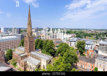 Blick auf die Skyline von Coventry auf die Holy Trinity Kirche von der Spitze des Coventry Cathedral Tower Coventry Warwickshire West Midlands England Großbritannien GB Europa Stockfoto