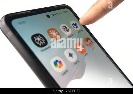 Sleman, Indonesien - 15. Februar 2025: Die Hand einer Person verwendet ein Smartphone, um eine Ätificial Intelligence Apps auszuwählen. Wie Deepseek, ChatGPT, Claude, Stockfoto