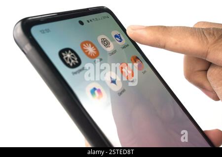 Sleman, Indonesien - 15. Februar 2025: Die Hand einer Person verwendet ein Smartphone, um eine Ätificial Intelligence Apps auszuwählen. Wie Deepseek, ChatGPT, Claude, Stockfoto